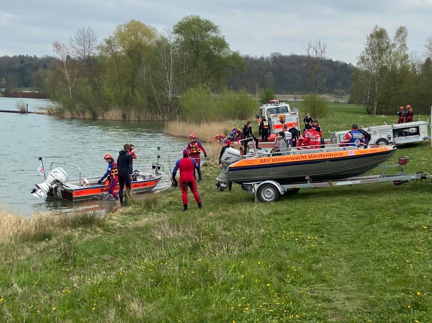 Einsatzkräfte und Boote bei einer Übung am See